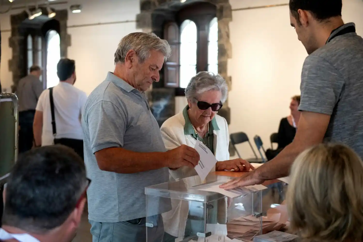 España decide este domingo si la gobernará la extrema derecha o continúa con la izquierda de Pedro Sánchez