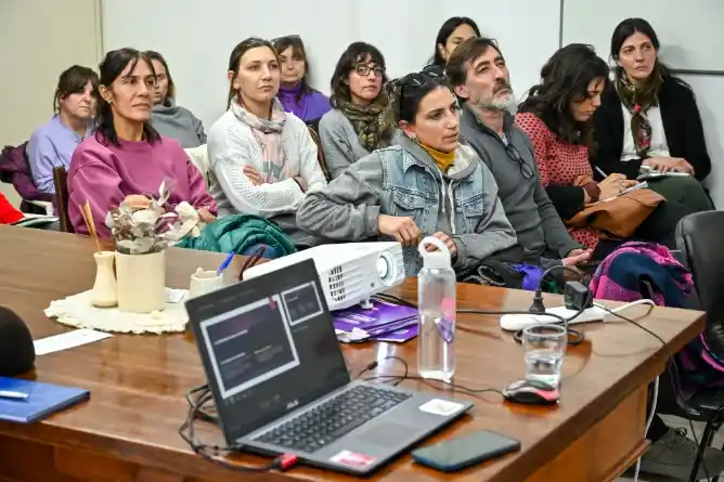 Capacitación sobre violencia digital en Chascomús