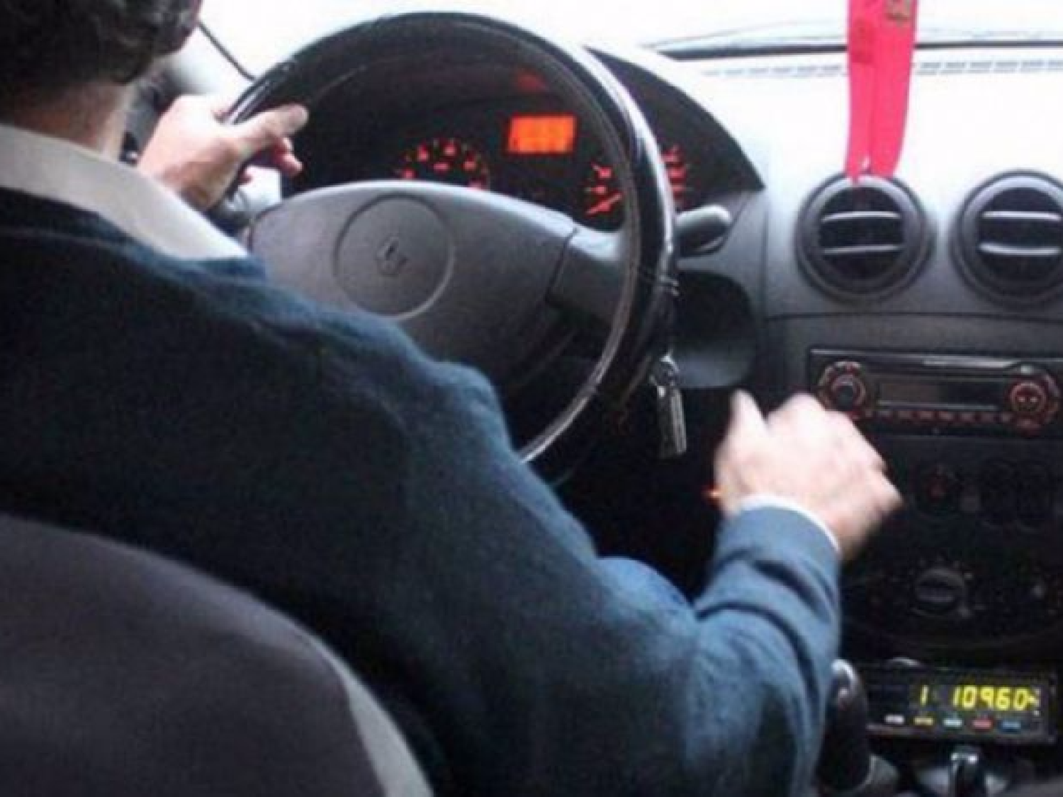 Remisero subió dos pasajeros, uno quiso robarle y el otro lo salvó 