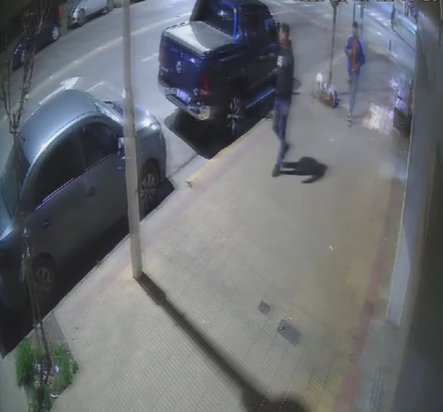 Robaron una rueda de auxilio en la puerta del Supermercado Asia y fueron captados por las cámaras