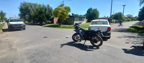 Accidente entre auto y moto: dos niños trasladados al Hospital