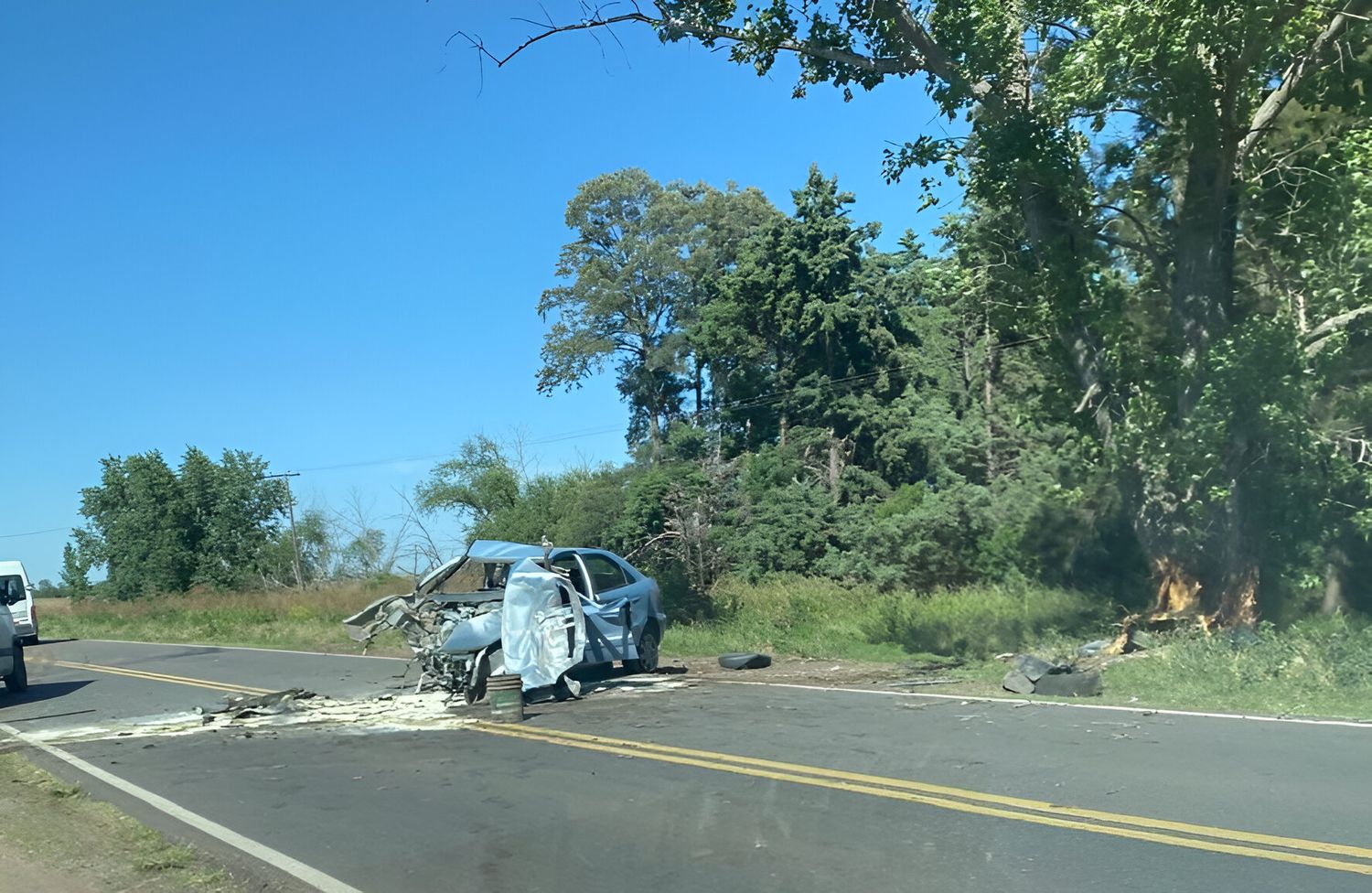 El automóvil despistó y chocó contra un árbol ubicado a la vera del camino.