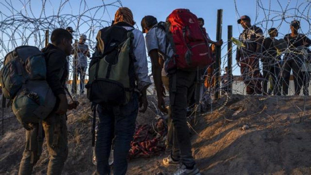 MIGRANTES RECIBEN A PEDRADAS a agentes de la policía en la frontera: denuncian  violación de sus DD.HH.