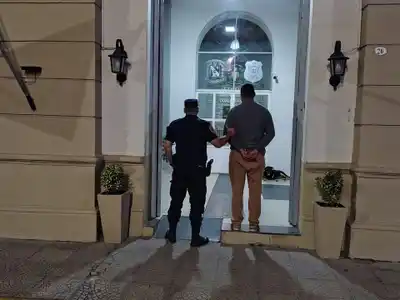 Tenía una restricción para acercarse a su expareja y la policía lo tuvo que sacar del fondo de la casa de la mujer