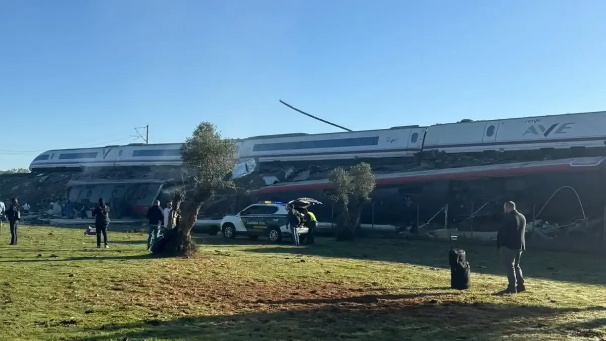 Tragedia en España: diez personas murieron tras un gravísimo accidente de tren de alta velocidad - 1