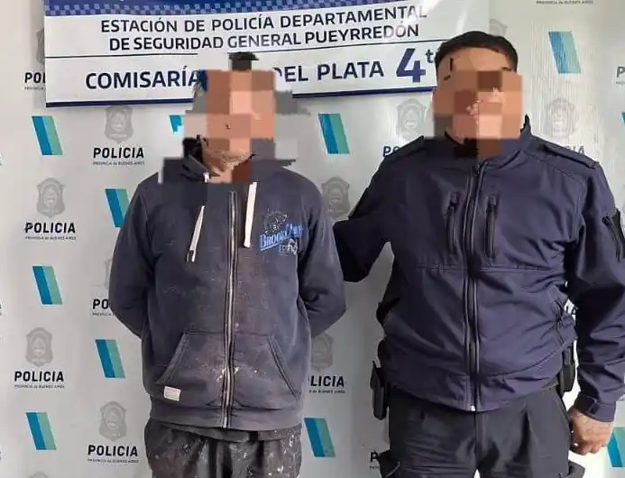 Durante el procedimiento el hombre exhibió una Licencia Nacional de Conducir que presentaba características compatibles con una posible falsificación.