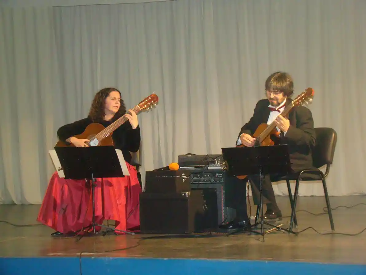 Dúo de guitarras y reflexión en el marco de la Semana Santa
