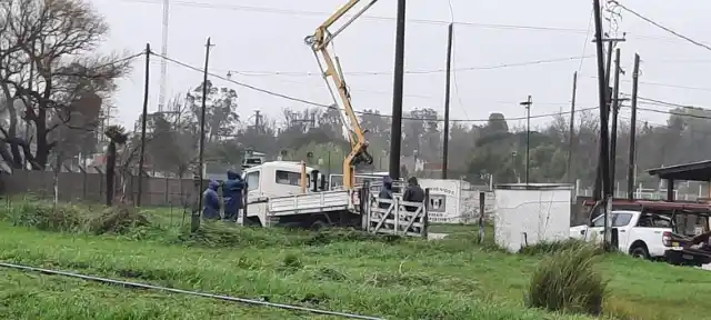 Los operarios trabajando en el corte en General Madariaga.