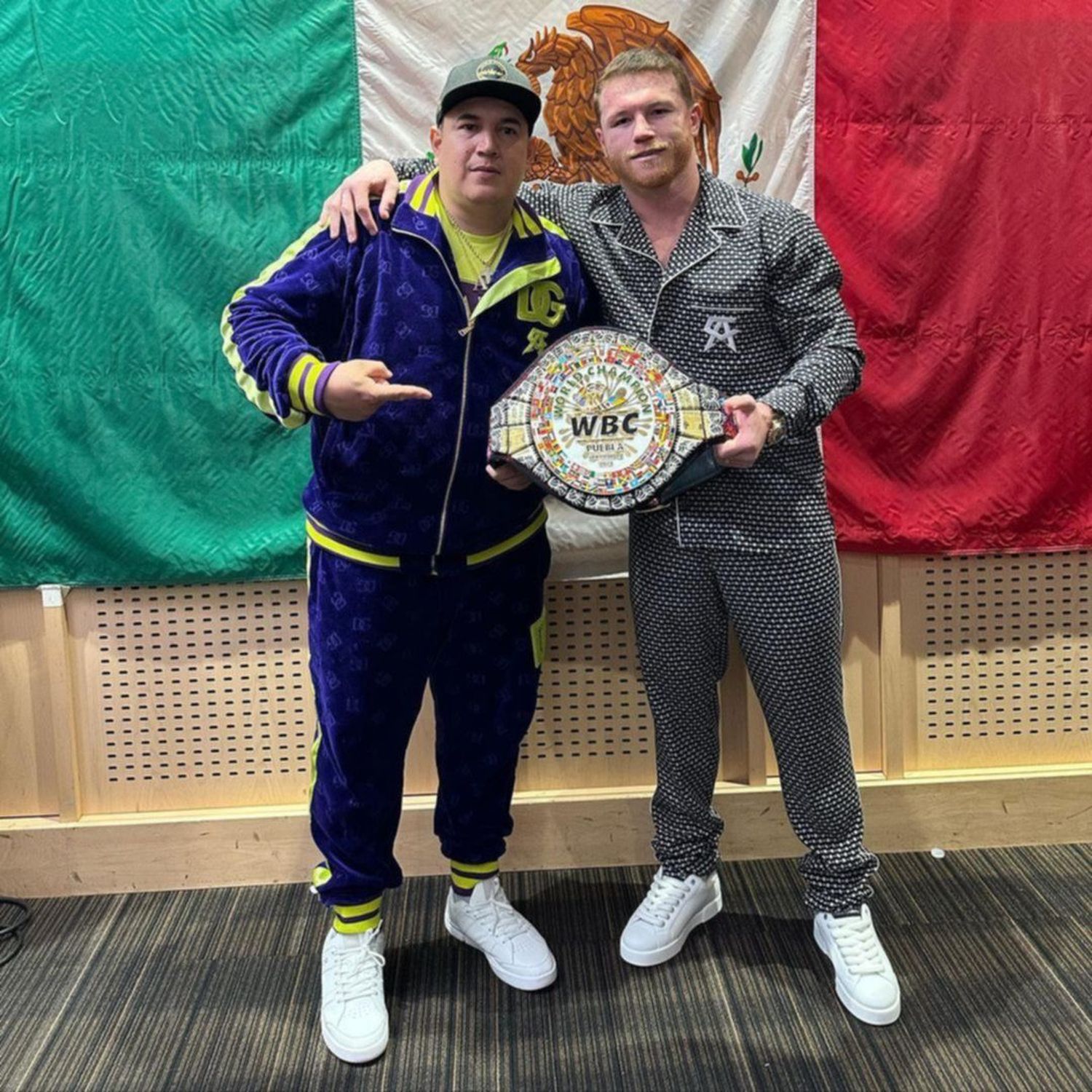 El entrenador del Canelo presume junto a otro campeón 