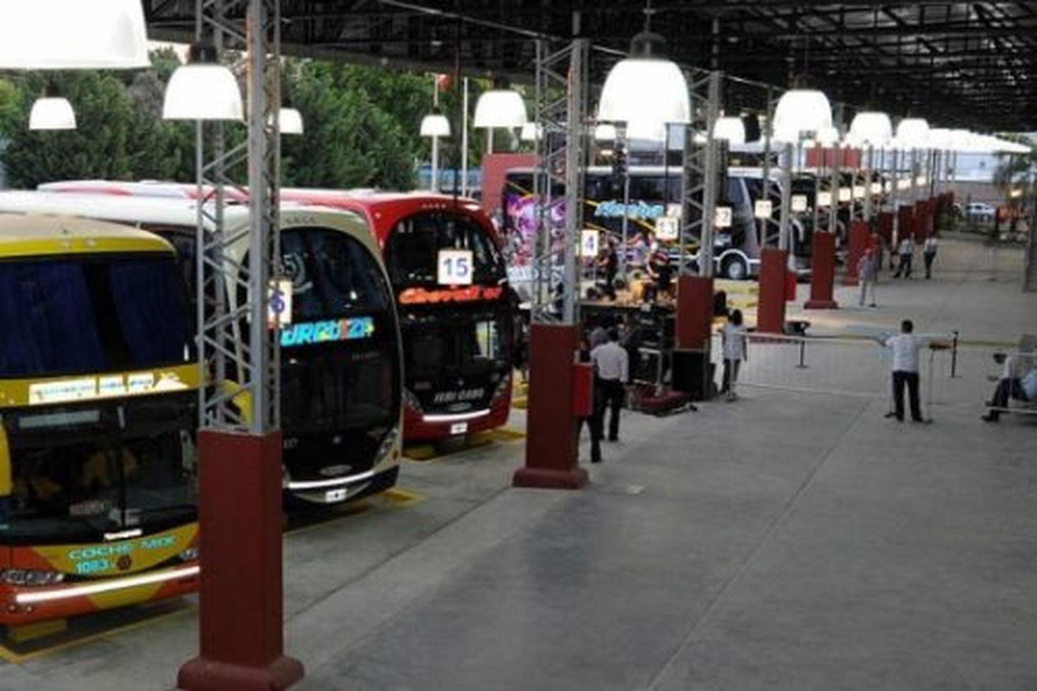 Choferes de micros de larga distancia mantienen paralizado el servicio