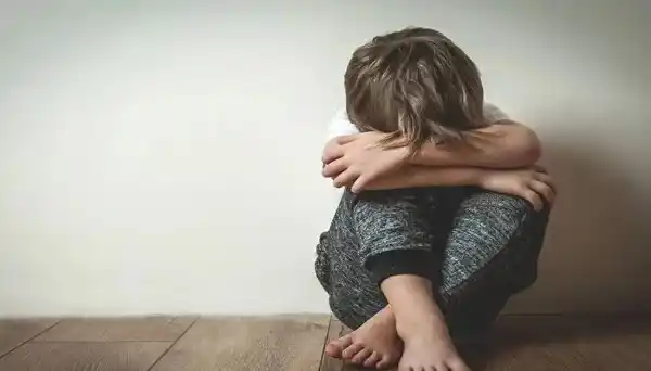 EN UN ATAQUE DE NERVIOS: madre golpea a su niño de cuatro años y casi acaba con su vida