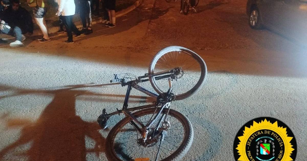 Un choque entre una moto y una bicicleta dejó tres personas heridas