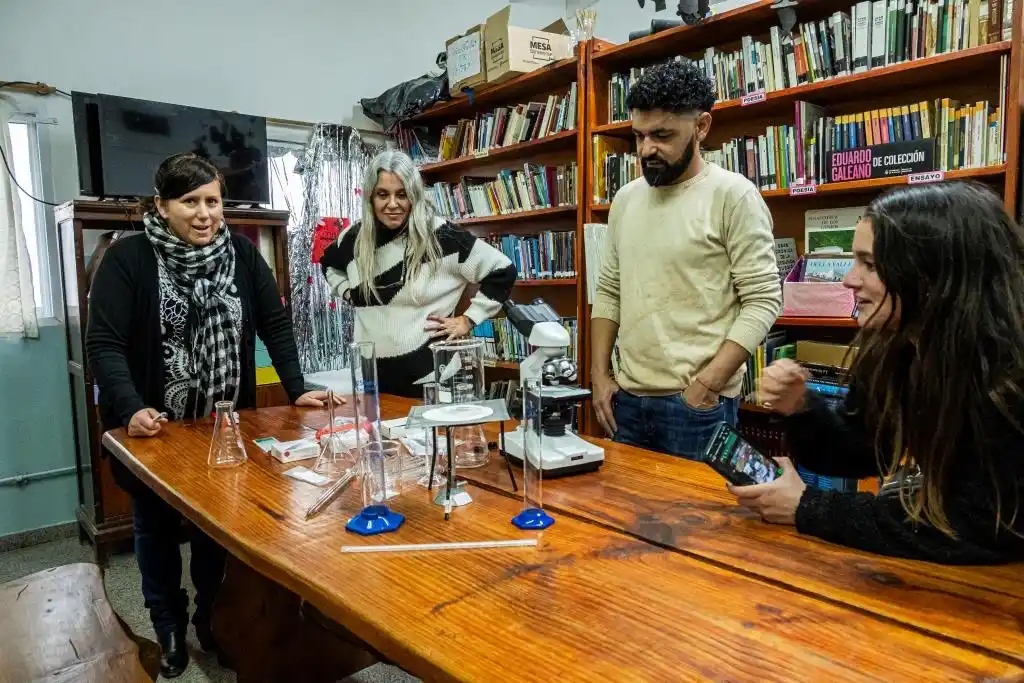 Nuevos elementos para el laboratorio de la Secundaria 10 de Claromecó