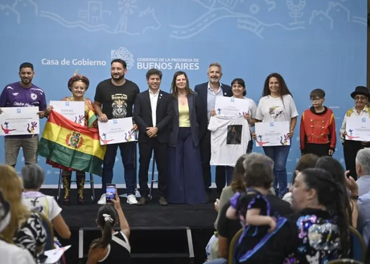 El gobernador Axel Kicillof y la presidenta del Instituto Cultural, Florencia Saintout, encabezaron el acto de reconocimiento a murgas, comparsas y agrupaciones carnavaleras bonaerenses en la Casa de Gobierno provincial.
