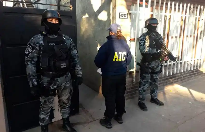 Gran Rosario: 15 allanamientos por abuso de armas y amenazas a comercios