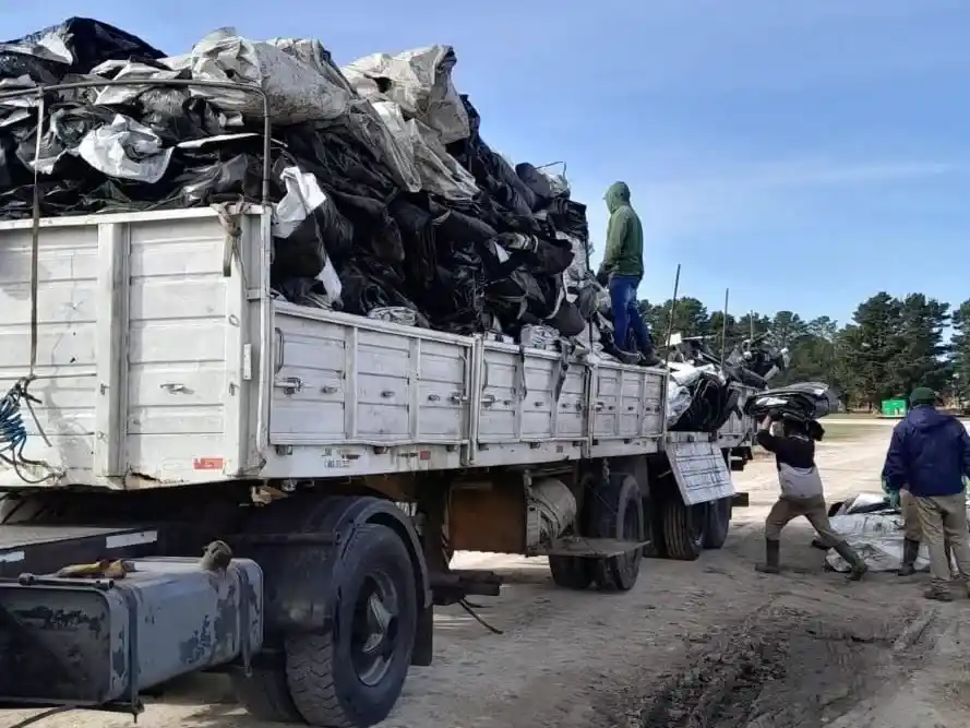 Carga de elementos reciclados en el SEMAR de Lobería