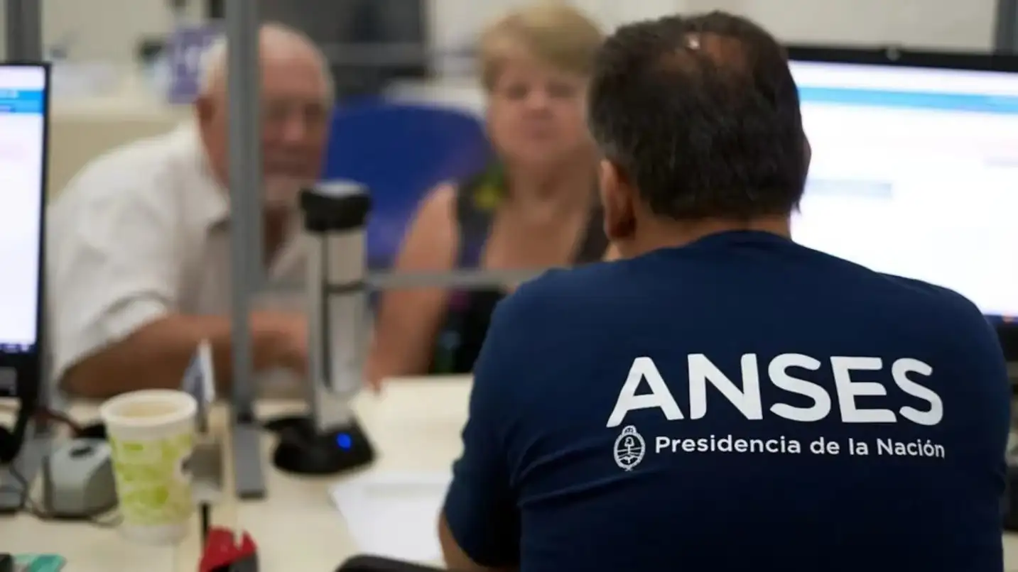 La ANSES confirmó el aumento de 2,3% para las jubilaciones, pensiones y AUH: cuánto cobran en diciembre (Foto: ANSES)