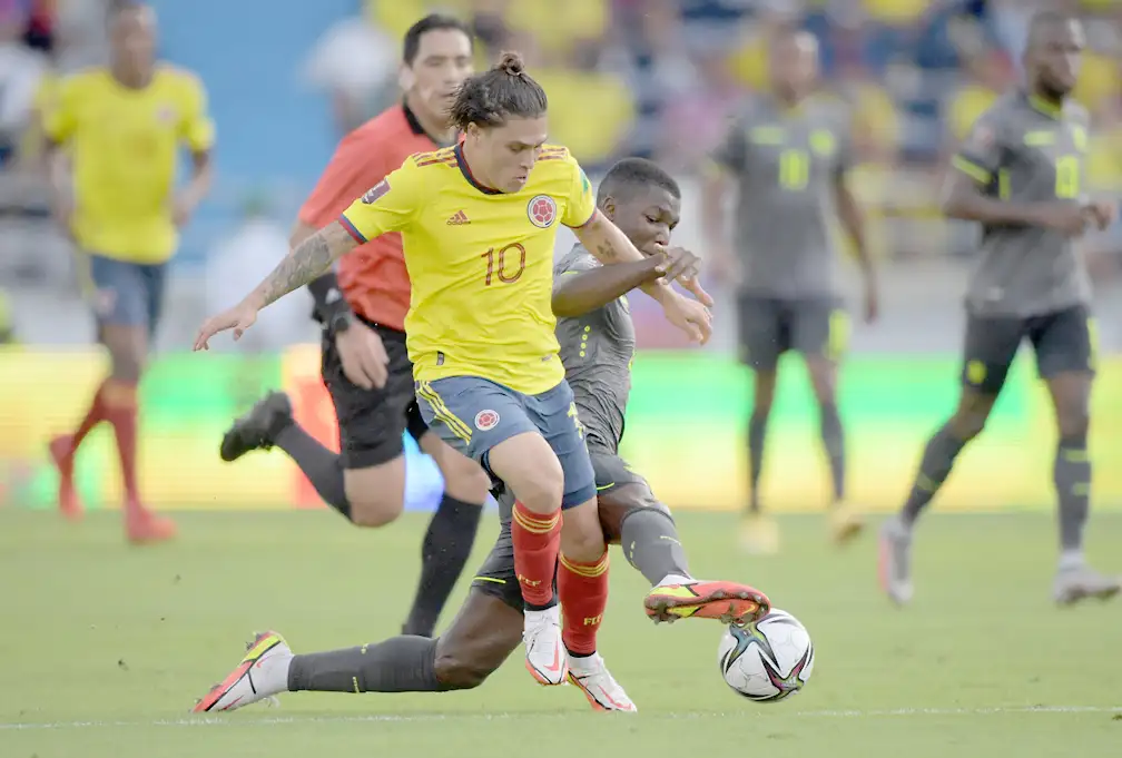 Colombia y Perú chocan con mucho en juego