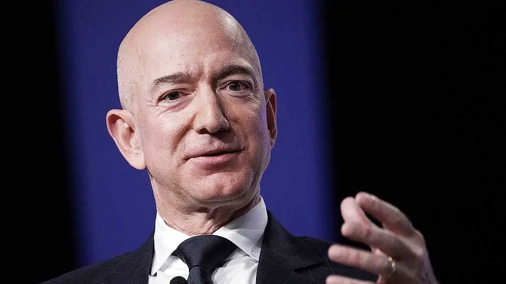 El dueño de Amazon anunció un plan para viajar a la Luna