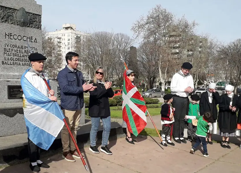 Vascos. Alegre Despertar y acto en la Plaza