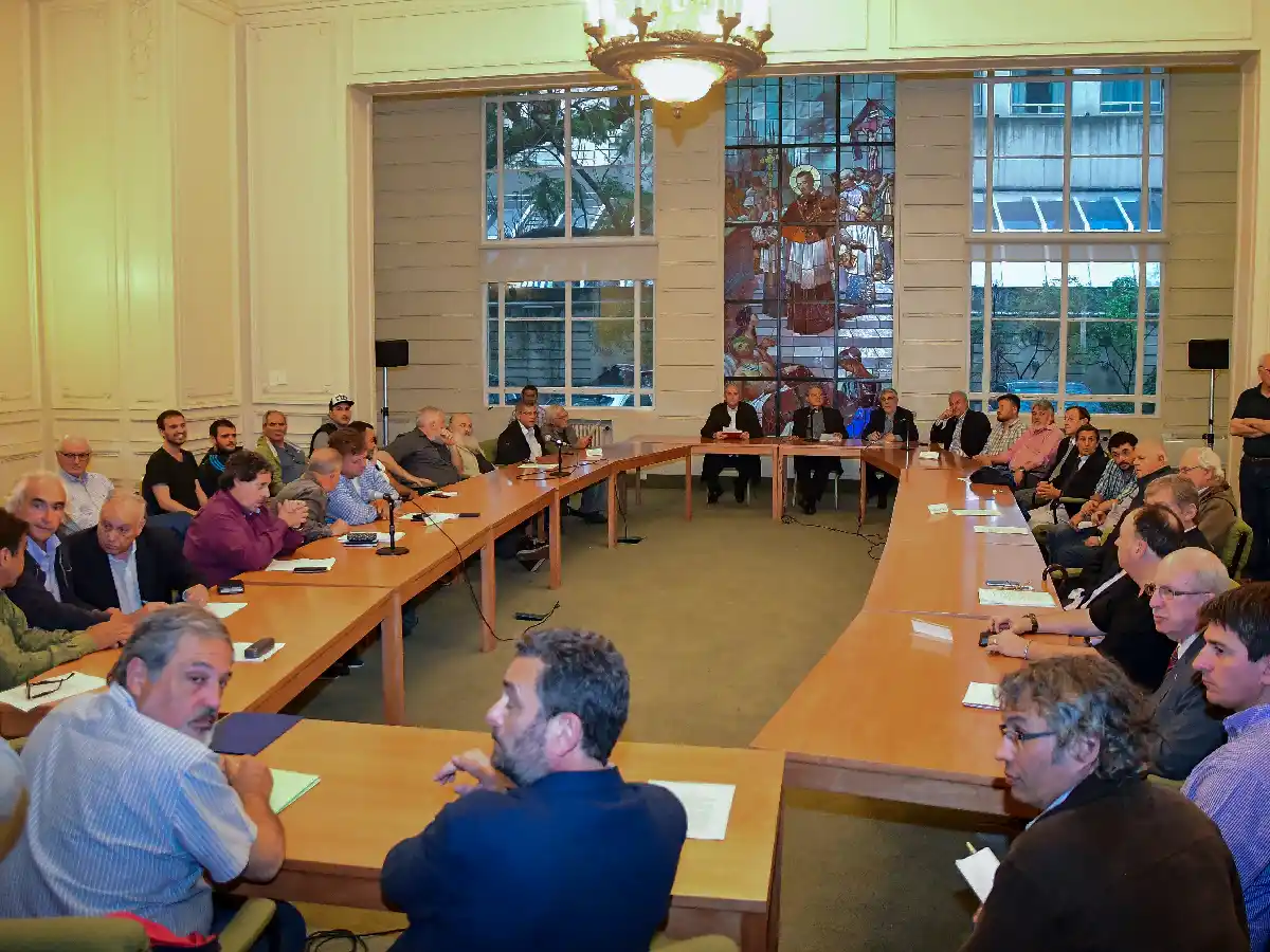 La Iglesia recibió un duro documento de sindicatos, movimientos sociales y pymes contra las políticas del Gobierno