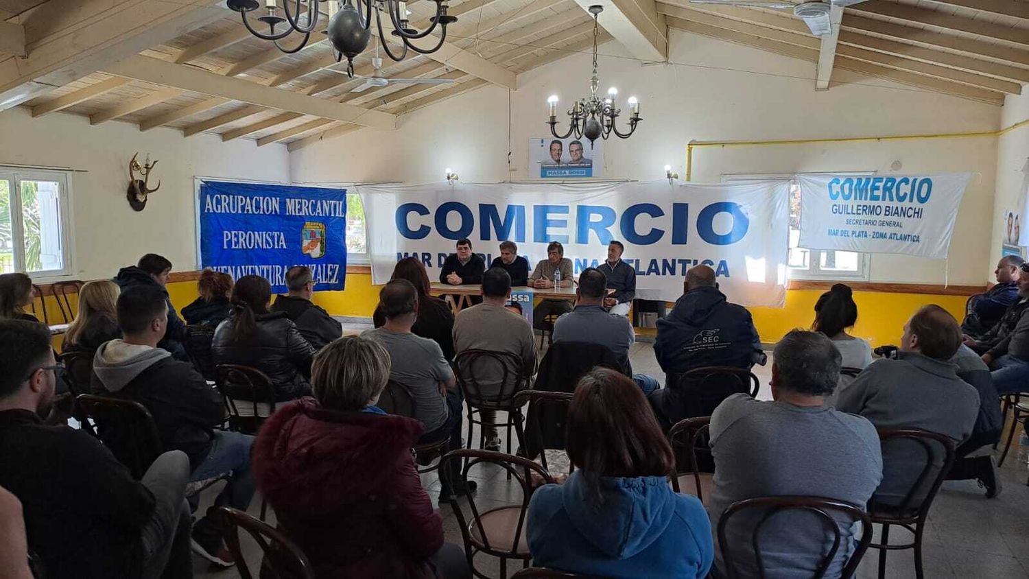 Empleados de Comercio junto a referentes de Massa, en apoyo al Balotaje