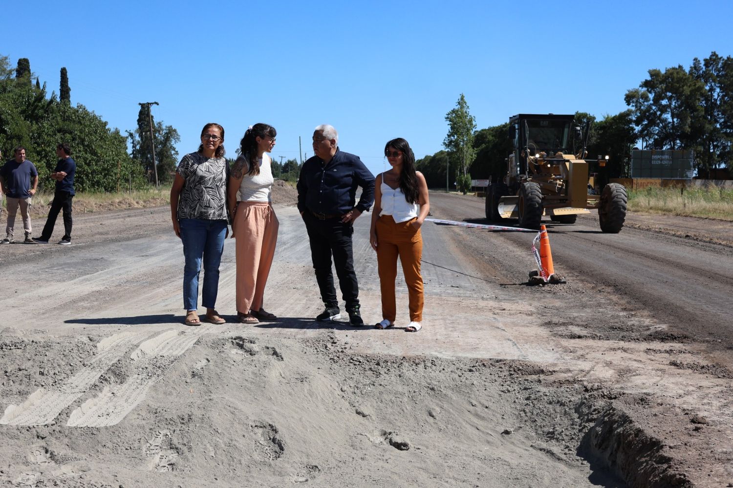El intendente municipal le informó a cuatro concejalas el trabajo que se realiza en la Ruta 1001. Foto: Municipalidad de San Pedro.