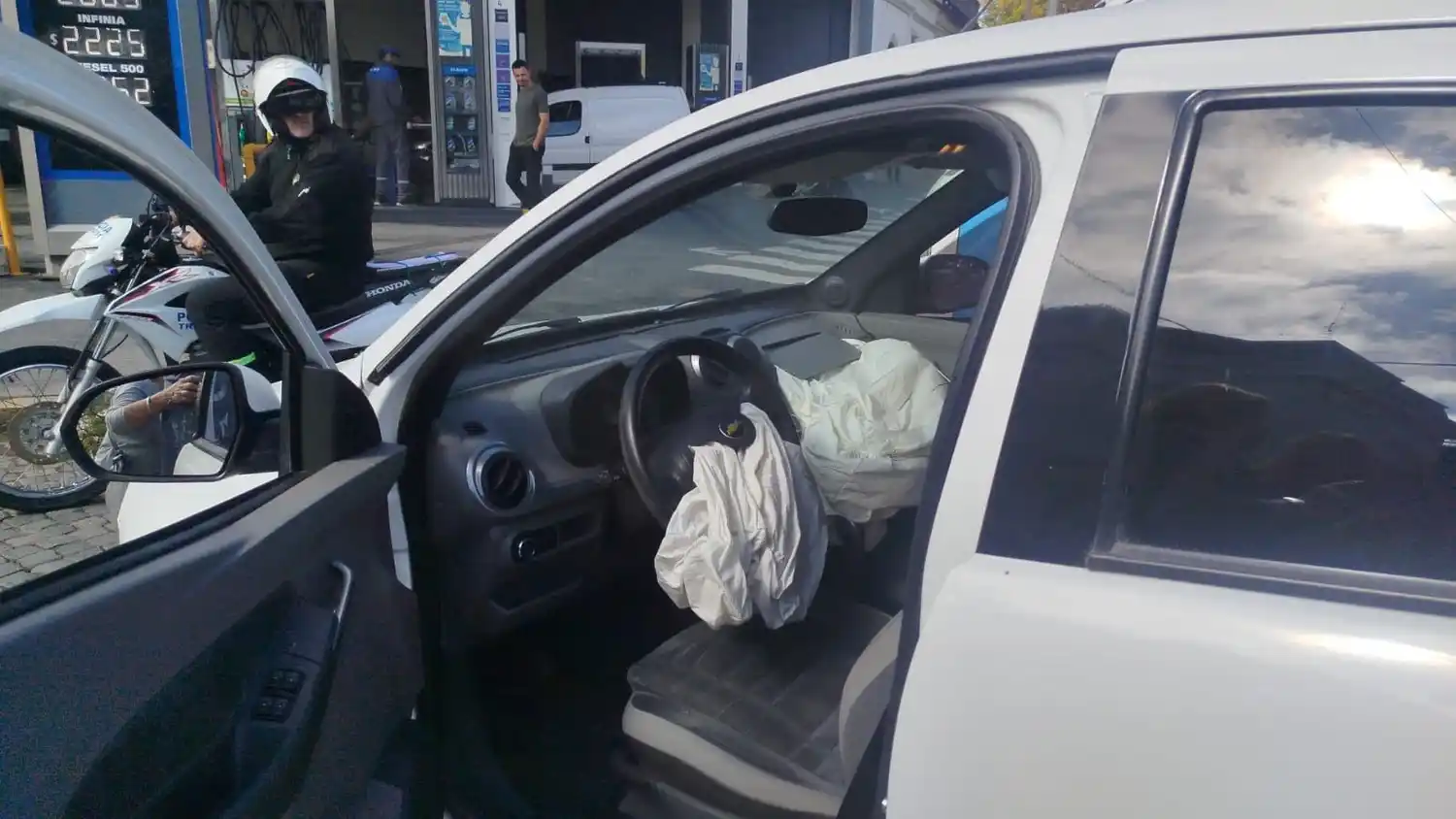 choque entre autos, uno de ellos es un movil policial no identificado 2