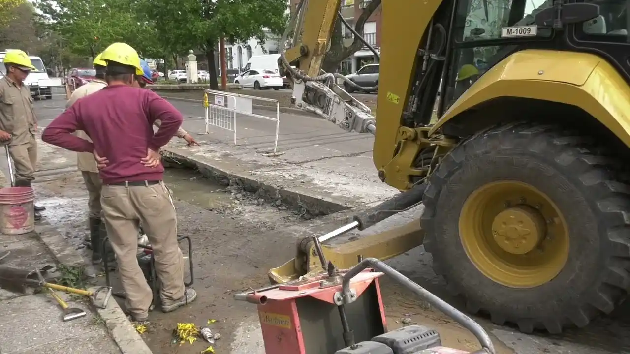 ASSA trabaja en Laprida y Bulevar para determinar el origen del socavón