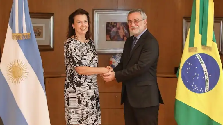 El embajador de Brasil, Julio Bitelli, con la canciller Diana Mondino.