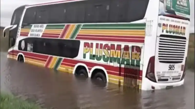 Por la Tormenta de Santa Rosa, un micro quedó varado en plena ruta y rescataron a 40 pasajeros en lancha