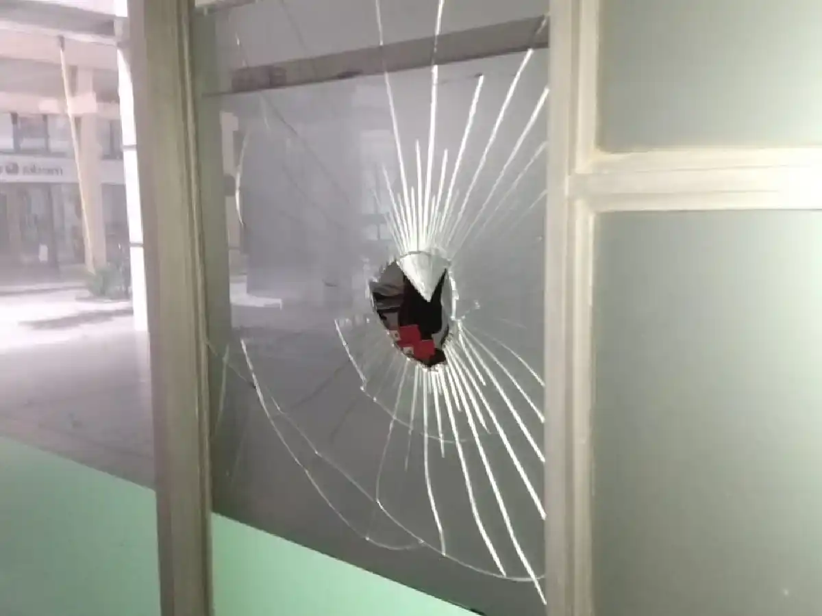 Rompen vidrio de estudio contable ubicado en plaza Cívica 