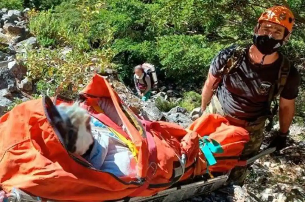 Rescatan a tres andinistas en Río Negro