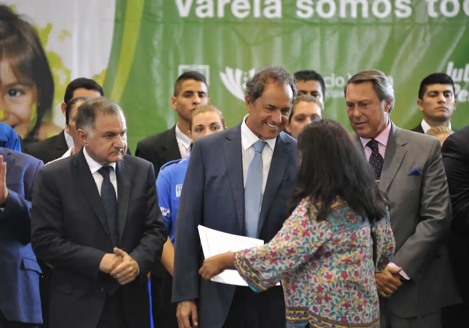 Scioli inauguró obras y entregó escrituras en Florencio Varela