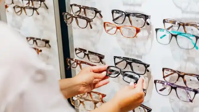 Salud de Entre Ríos advierte sobre la compra ilegal de anteojos y refuerza controles junto a óptico