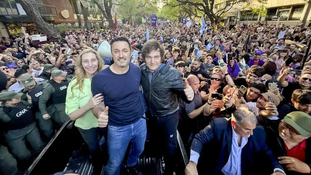 El presidente Javier Milei en campaña junto a su hermana Karina y Luis Petri.