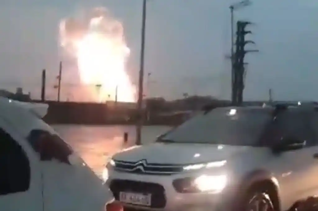 Cerca del lugar funciona una hormigonera y hay un importante tendido eléctrico.