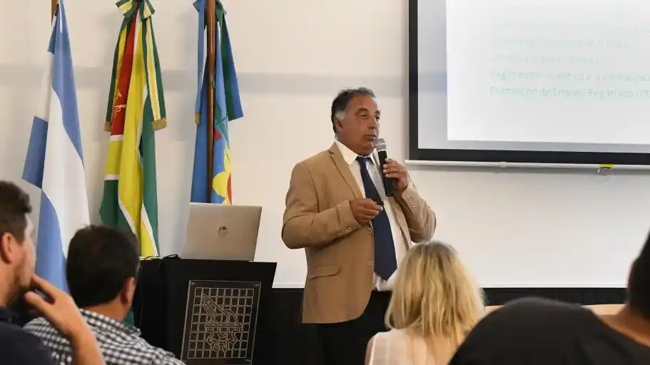Juan Pablo Borioni durante la charla abierta en la Cámara Económica