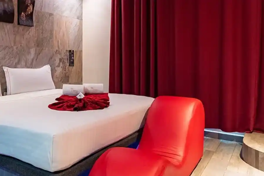 Escándalo en un motel: a los gritos y causando destrozos, una pareja quedó detenida