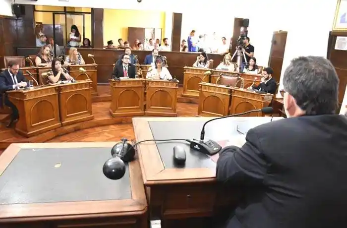Cresto tiene la valentía de irse a Nación para ser parte de la  reconstrucción del país en ruinas que dejó Cambiemos