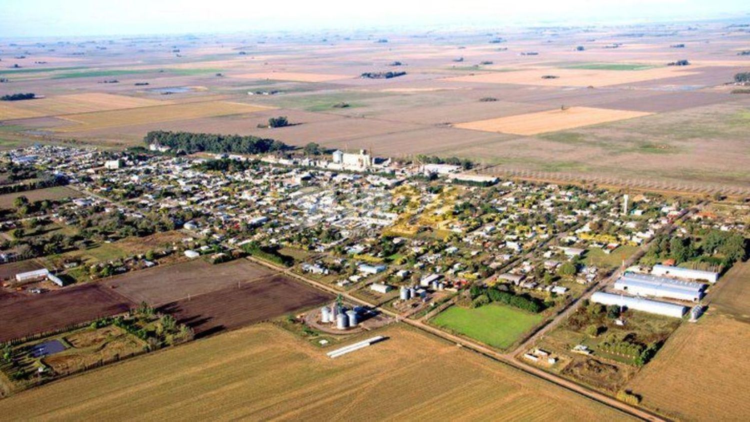 Roban 47 bolsas de maíz y herramientas en un campo de Chovet