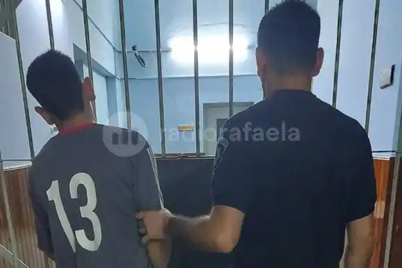 Se metió a una casa y, en la huida, lo agarró un vecino que lo entregó a la policía