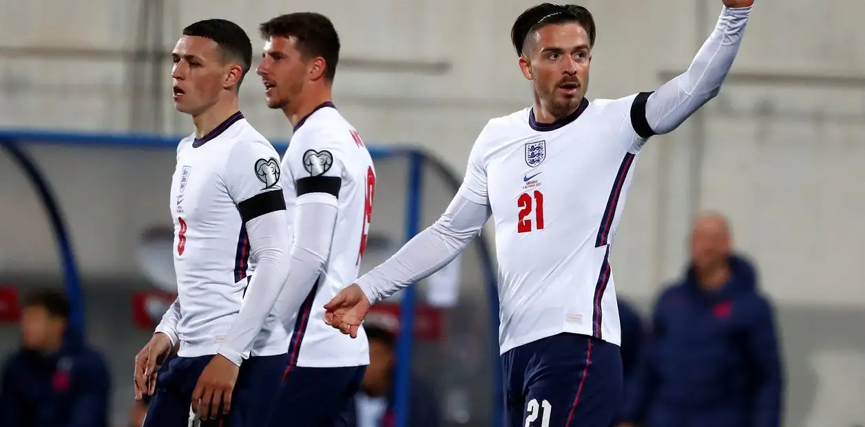 Foden, Mount y Grealish, en un festejo de Inglaterra.