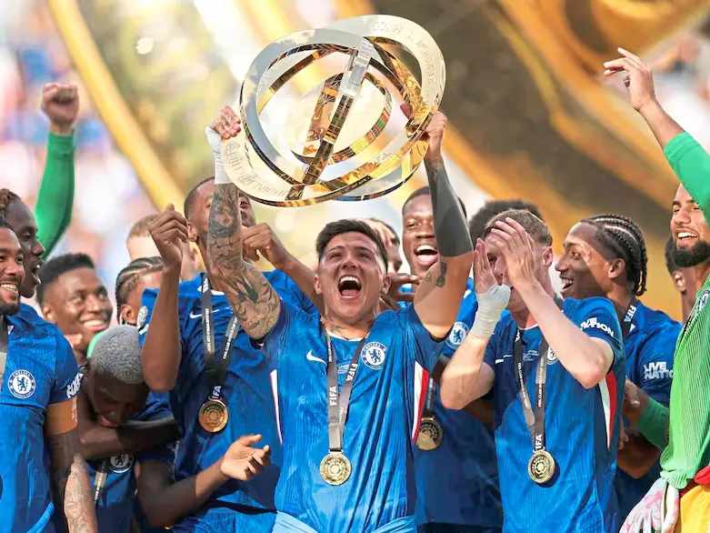 Enzo Fernández con el el trofeo de campeón del Mundial de Clubes 2025.Foto:AFP