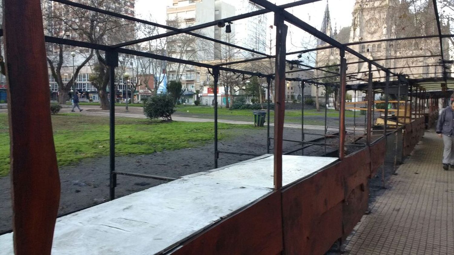 Se incendiaron los puestos de la Feria de los Artesanos de Luro y Mitre