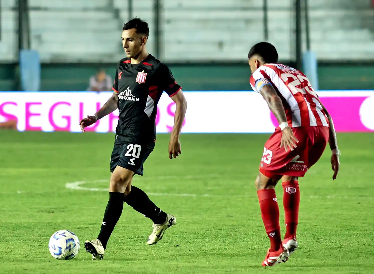 Meza, con la pelota frente a Tapia.