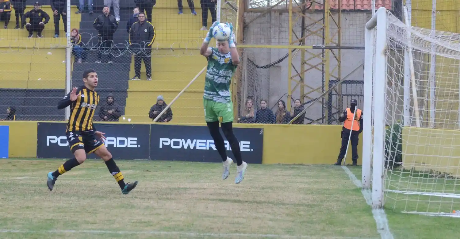 FOTO TOMÁS BERNABÉ/LA NUEVA Mazza, que el domingo fue capitán de Santamarina, atrapa custodiado por Berlo.