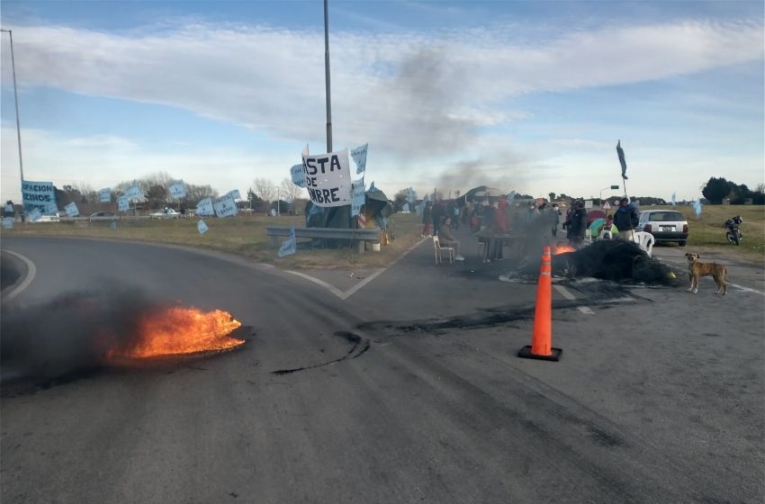 Organizaciones sociales de Mar del Plata mantienen corte sobre la ruta 226