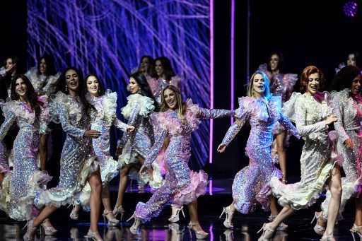 Brillo, cristales, lentejuelas y mucho glamur derrocharon las 24 candidatas a la corona.