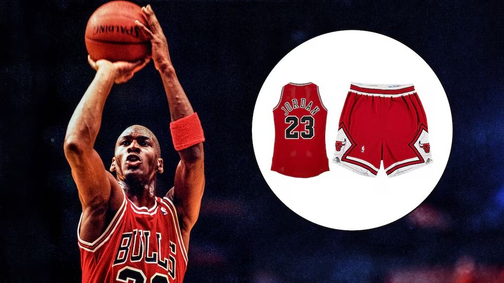 Subastaron por una cifra millonaria una legendaria camiseta que utilizó Michael Jordan en Chicago Bulls (Grosby)